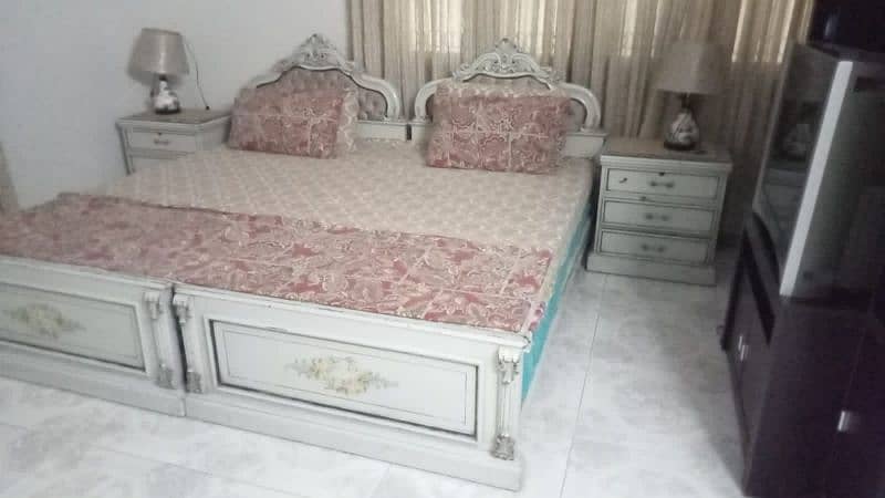 Two Twin Bed Set 0