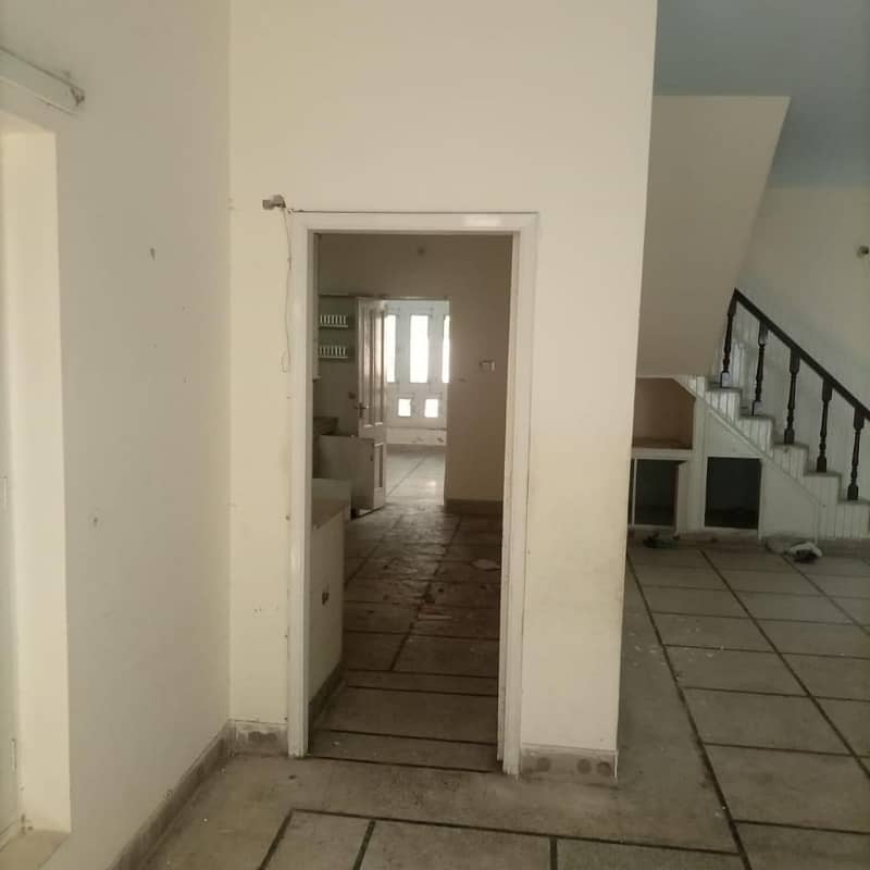 House Sized 10 Marla Is Available For Sale In Madina Town 6