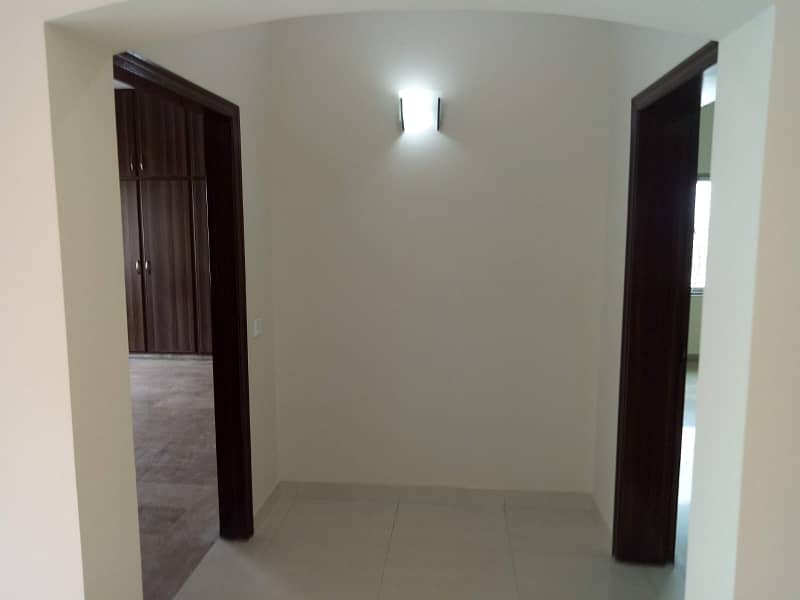 Beautiful Kanal Upper Portion Available For Rent in Dha Phase 4 3