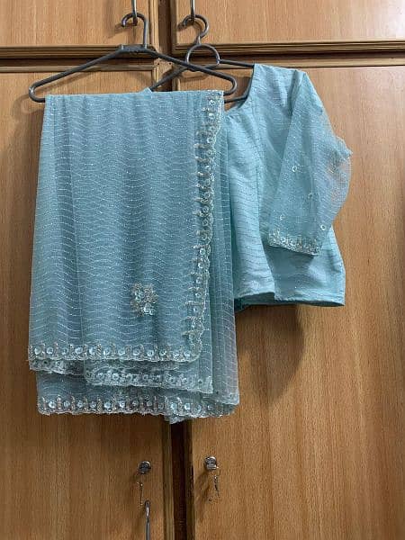 Net sari
Shimmery silk inner 6