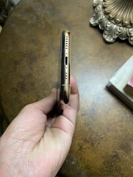 iPhone 11 pro golden color 64 gb water pack battery on service 3