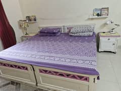 king bed with matress