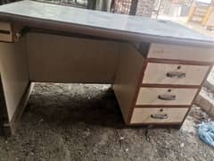 compute table in good condition