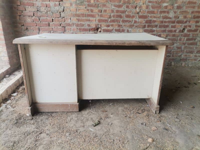 compute table in good condition 1