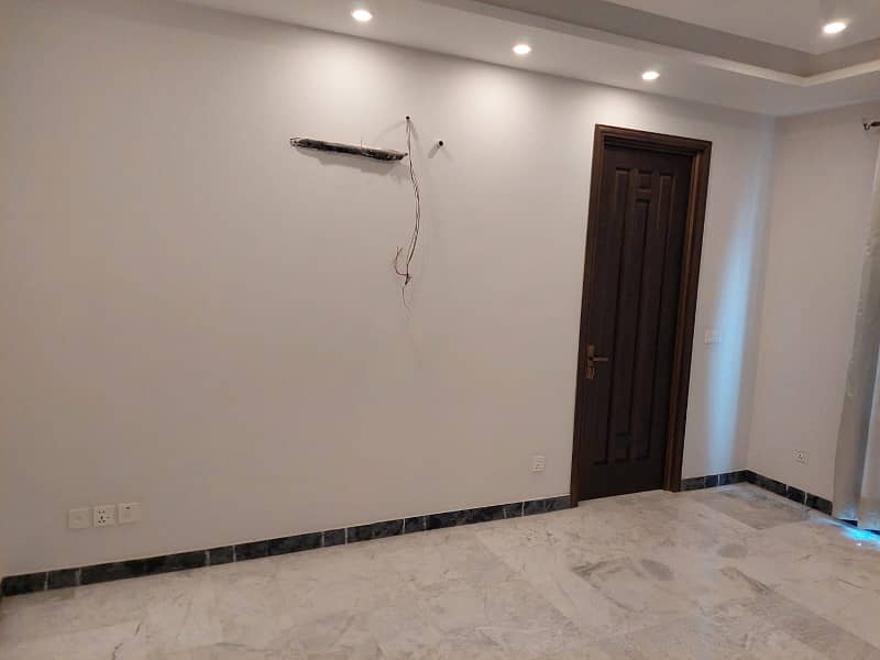 1 KANAL UPPER PORTION AVAILABLE FOR RENT IN DHA PHASE 7 Defence raya 6