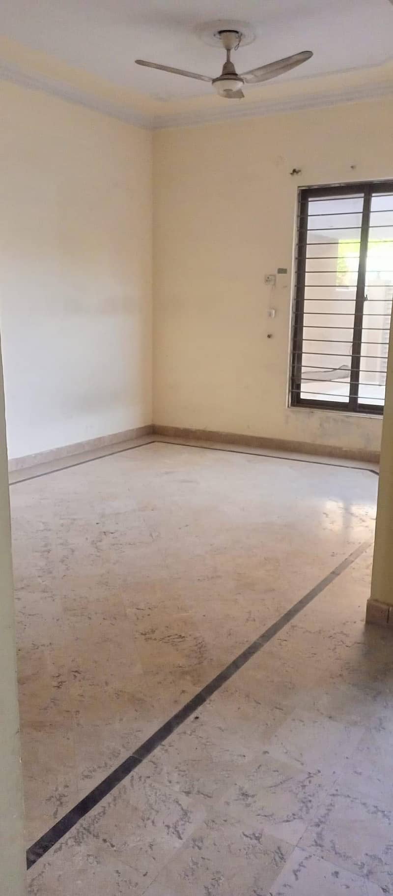 8 MARLA HOUSE AVAILABLE FOR RENT NEAR BACK TO 
NISHAT SCHOOL 3