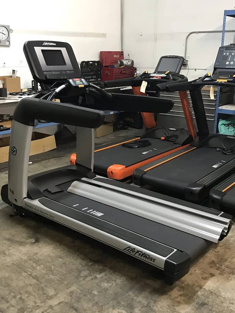 NEW OR USED\ELECTRIC TREADMILL|ELLIPTICAL|SPIN BIKE|FITNESS MACHIENS 1