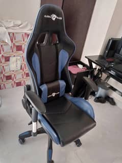 gaming chair and table for sale in good condition