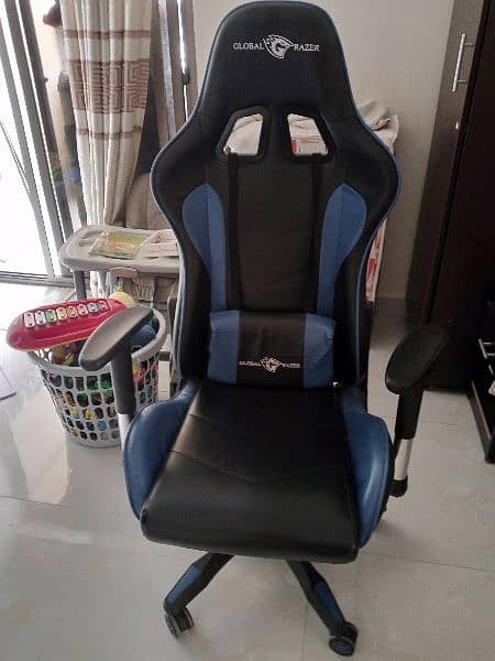 gaming chair and table for sale in good condition 1
