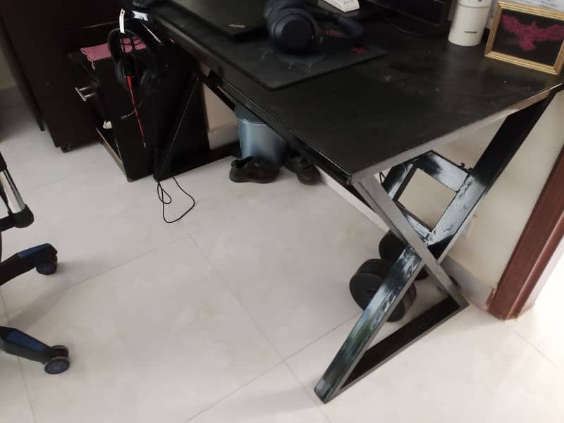 gaming chair and table for sale in good condition 2