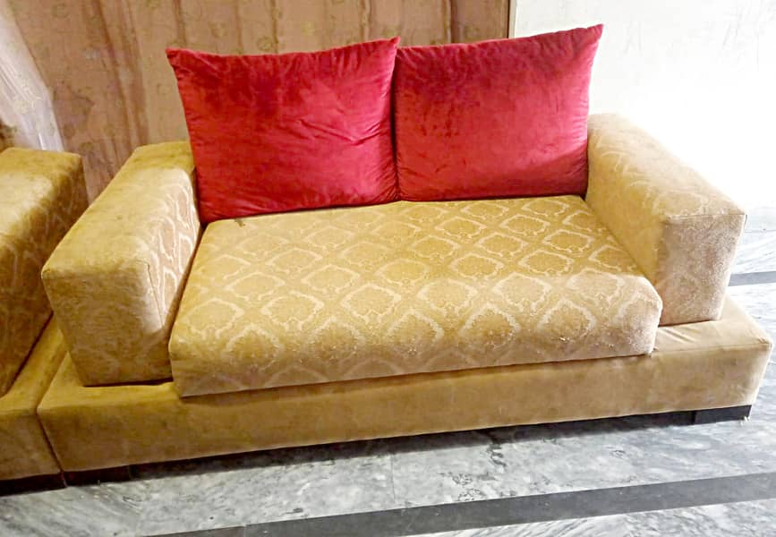 6 seater used sofa set with 6 Velvet cushions 1