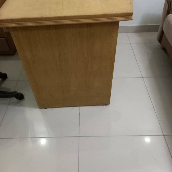 office table good condition 1