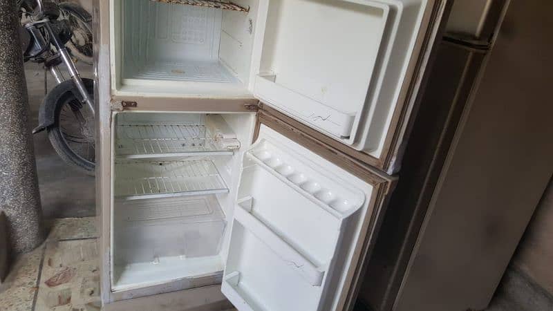 iam selling dawlance fridge 3