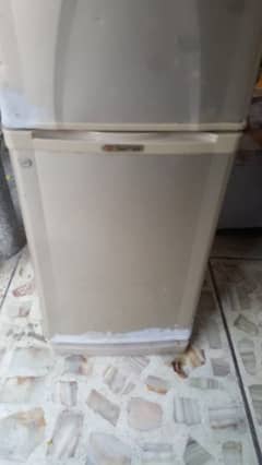 iam selling dawlance fridge