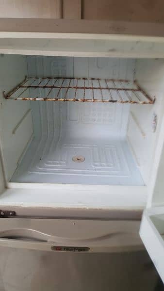 iam selling dawlance fridge 4