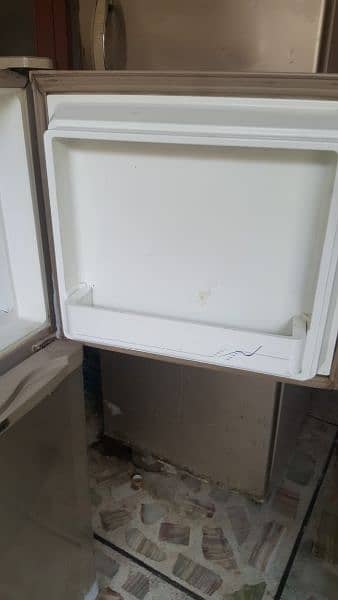 iam selling dawlance fridge 6