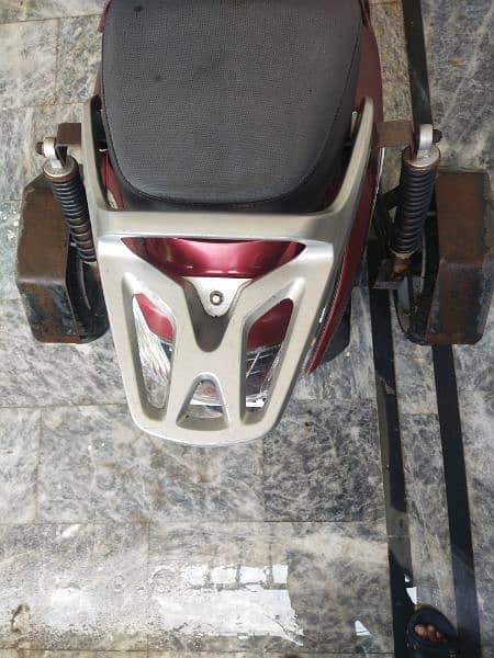 United Scooty urgent for sale 175000 O322,7965,996 0