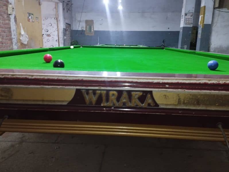 snooker table with balls and stick 7