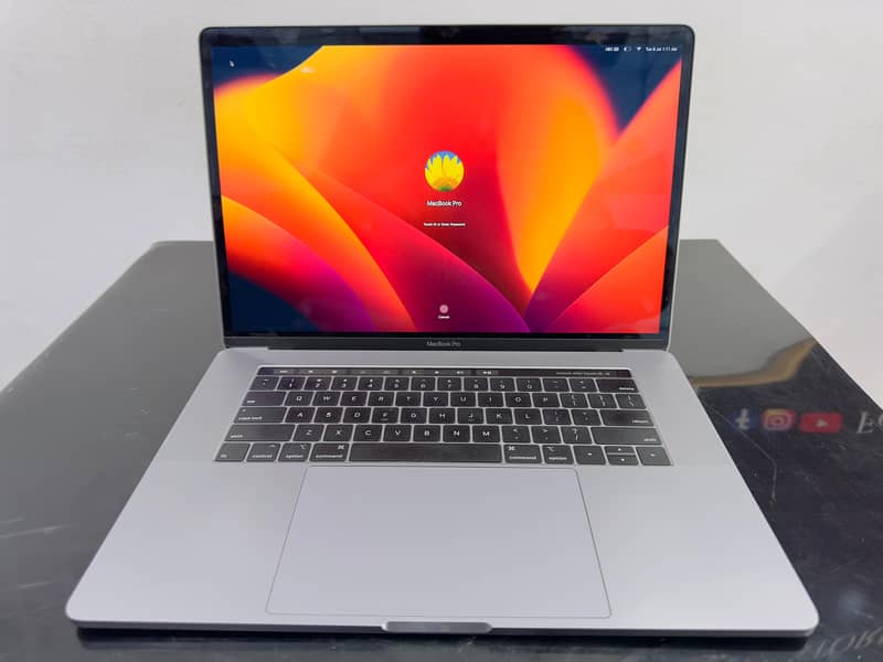 Apple Macbook pro 2019 core i7 3