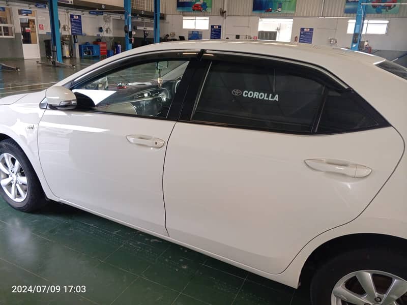 Toyota Corolla GLI Automatic 2015 1