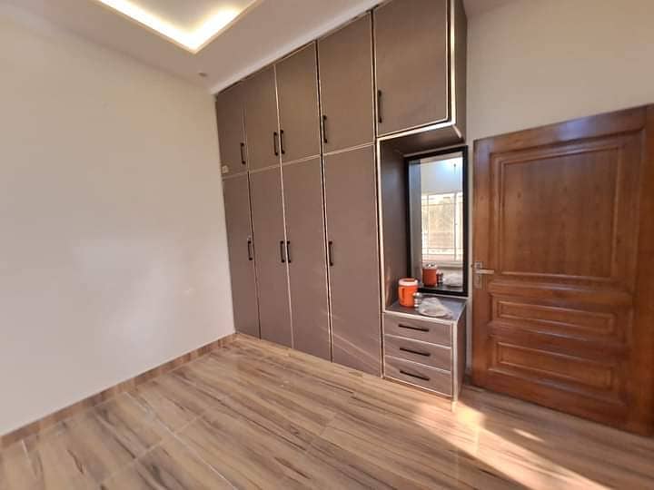 Rent Rent Rent 
10 Marla upper Portion for rent Rafi block 
3 bedrooms with attach
washroom kitchen tv lonch Terris store room. 
Demand @52k. vizit any time pic's available. 11