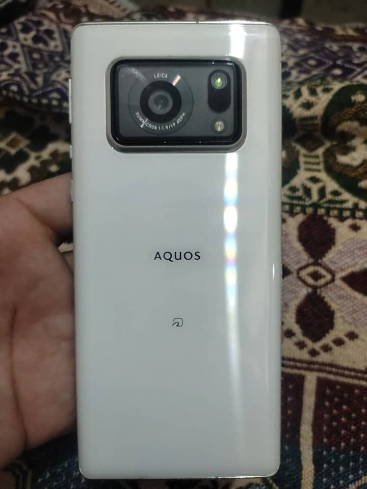 Aquos R6 0