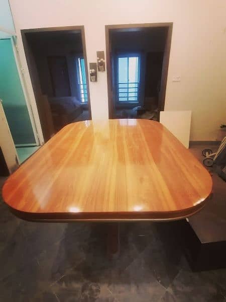 Dining Table in new condition 0