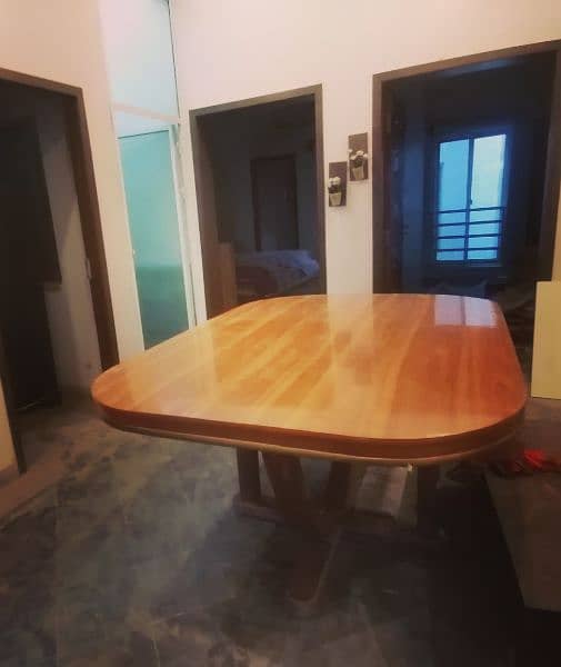 Dining Table in new condition 1