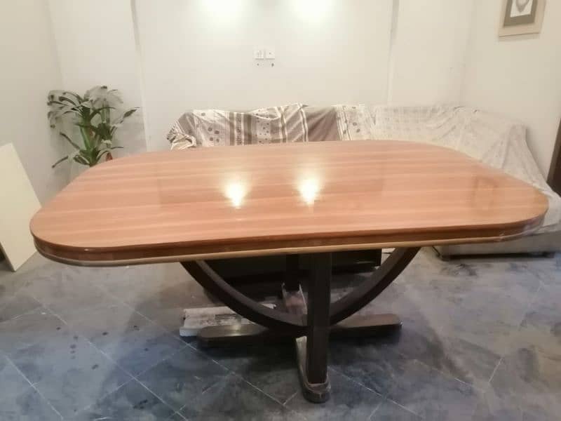 Dining Table in new condition 2