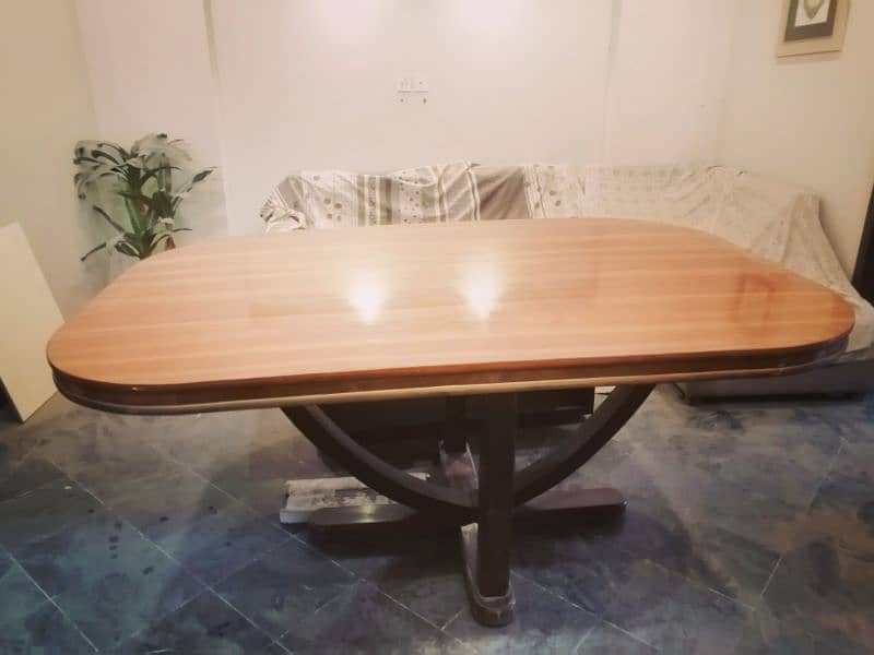 Dining Table in new condition 3