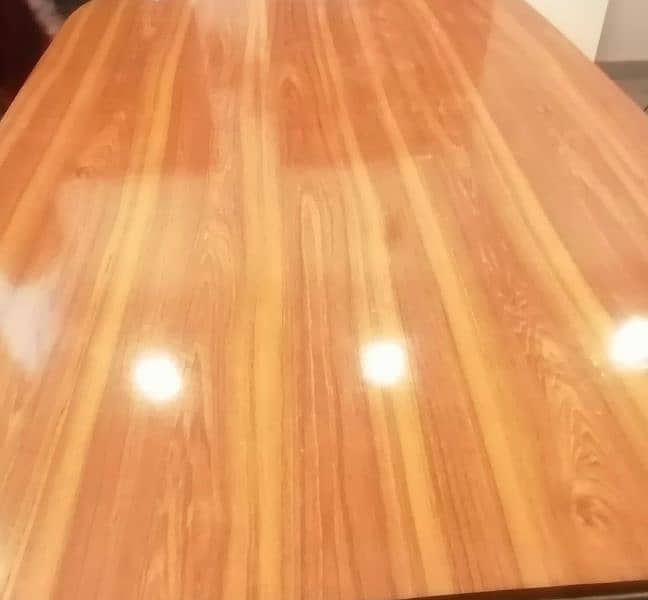 Dining Table in new condition 4