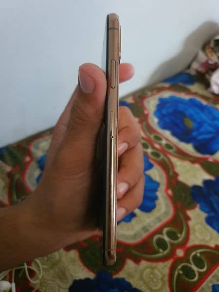 IPhone xs max (64 Gb Non PTA ) 10