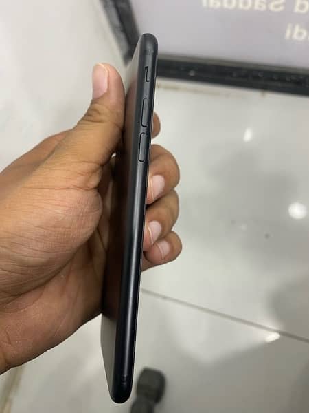 iPhone 7 32GB Non-PTA Factory Unlocked 4