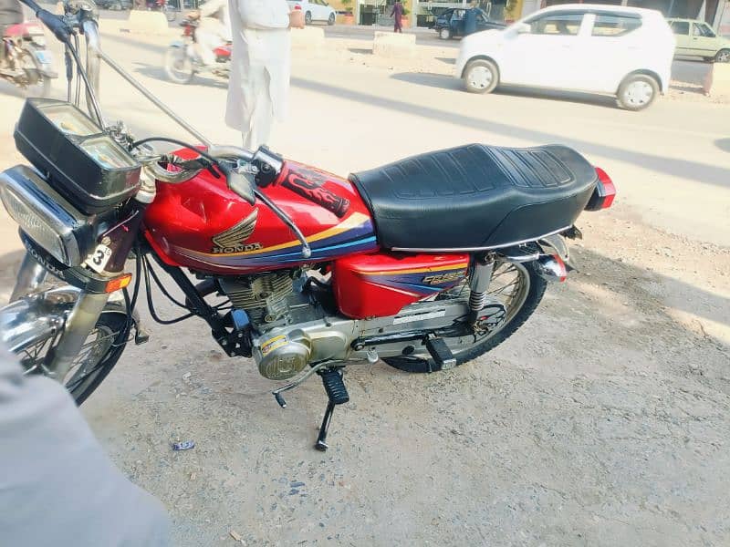 Honda 125 2015  15 model ki tanki tapy b pary hain or is ko 9 model 0