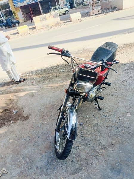 Honda 125 2015  15 model ki tanki tapy b pary hain or is ko 9 model 3