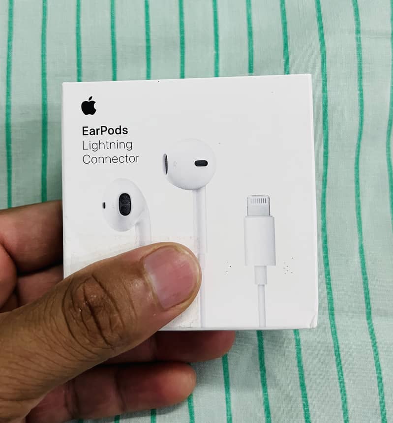 Apple Earphones With Lightning Connector 1