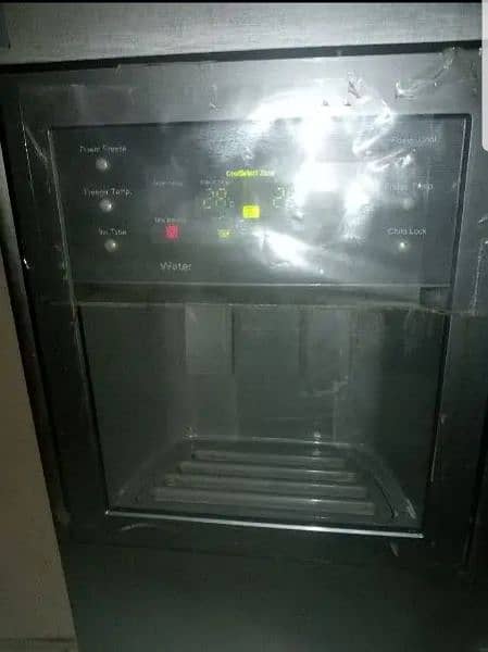 I'm selling Samsung double door fridge 3