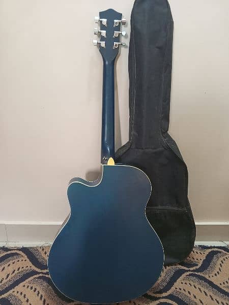 Guitar with bag, picks and L key 7