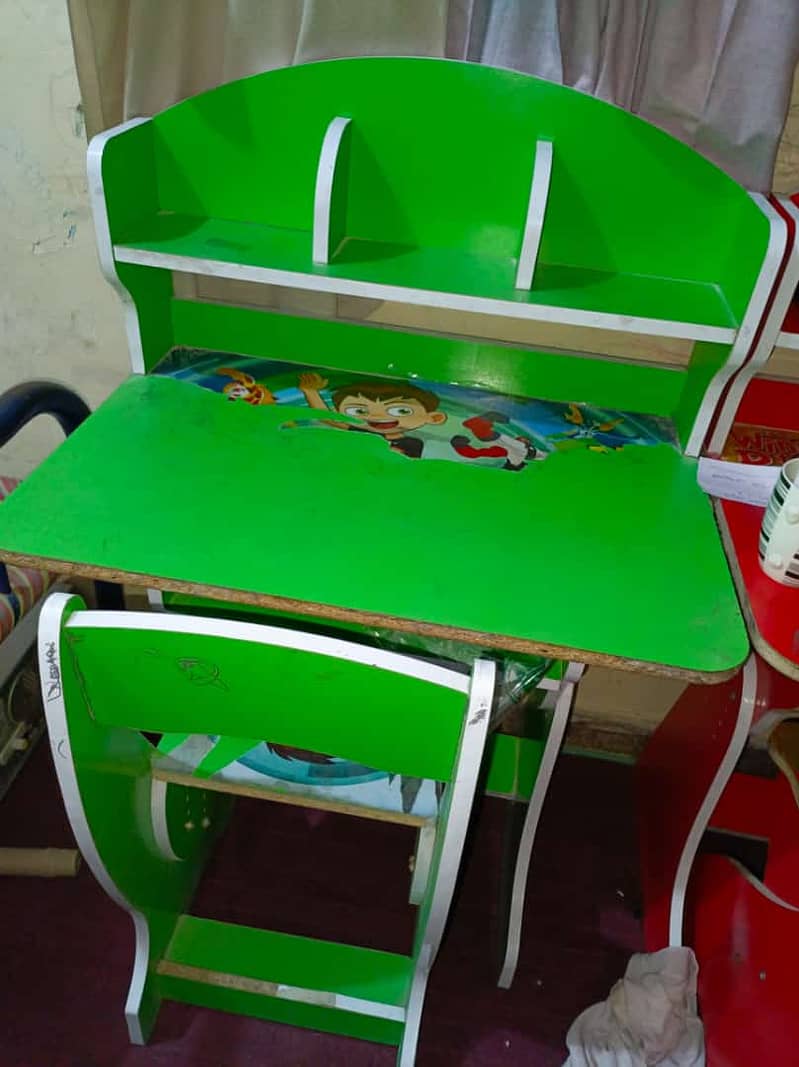 KIDS STuDY TABLE AND CHAIR 3