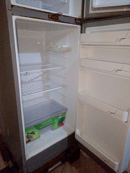 Dawlance Medium Size Fridge 0