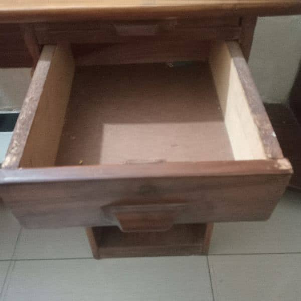 i can give you discount above than 7000pkr it is wooden table .  . 1