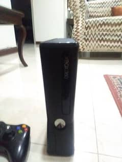 Xbox 360 slim (Black edition) with controller