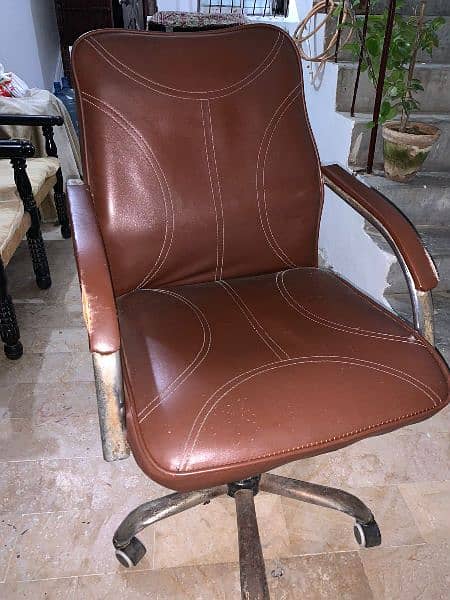 Revolving chair in good condition 0