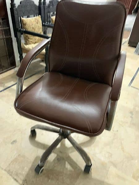 Revolving chair in good condition 1