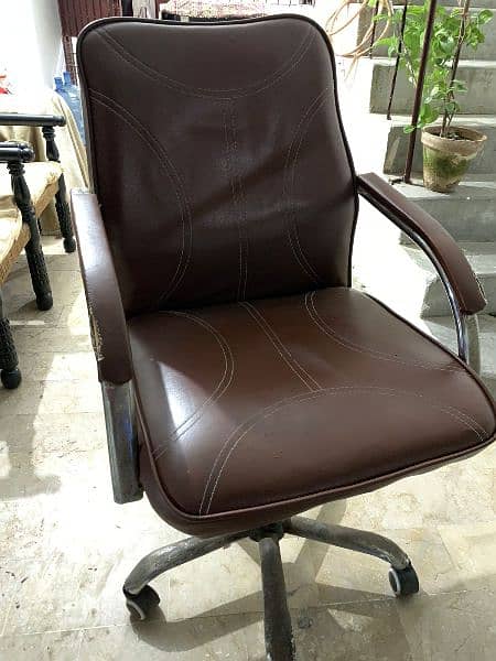 Revolving chair in good condition 2
