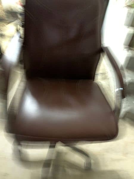 Revolving chair in good condition 3