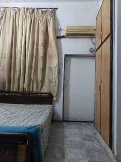 independant room in posh area 0