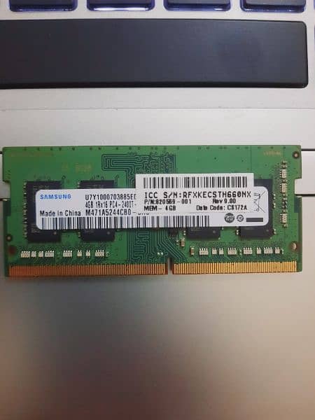 Samsung 4GB RAM x 2 Slots. DDR4 - PC4 1