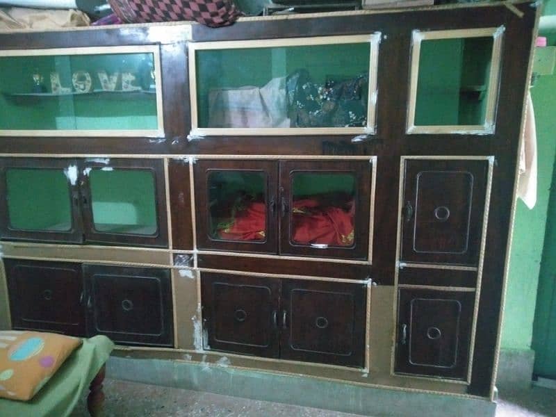 purany wooden showcase jo k front pa lagta ha 1