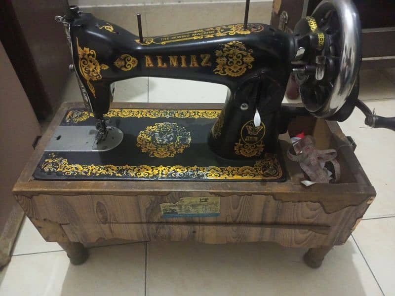 SEWING MACHINE FOR BEST DESIGNER CLOTHES USED ALL OK 0